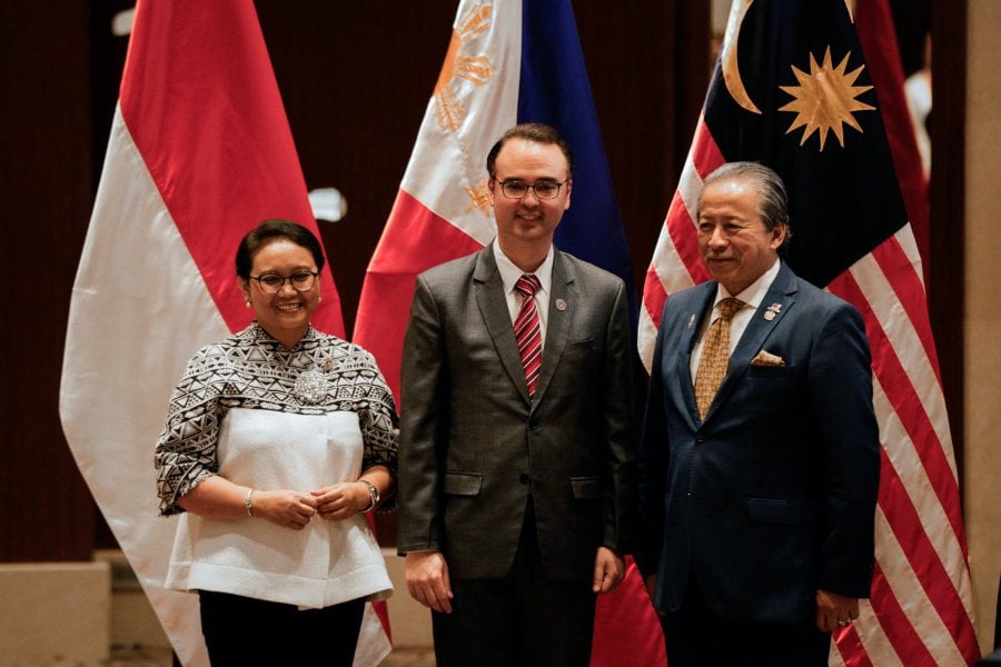 (Left to right) Indonesian Foreign Minister Retno Marsudi, Philippine Secretary of Foreign Affairs Alan Peter Cayetano and Malaysia's Foreign Minister Datuk Seri Anifah Aman pose for photographs at a trilateral meeting during the 31st Southeast Asian Nations (ASEAN) Summit in Manila, Philippines. EPA-EFF