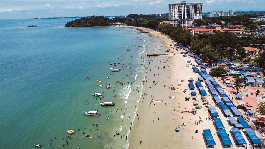 The Malaysian hospitality sector is preparing to receive an increased influx of visitors in the wake of the government's announcement of a visa liberalisation plan, which is expected to generate hectic periods in the near future. BERNAMA FILE PIC