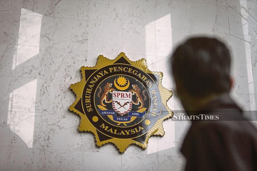 The Malaysian Anti-Corruption Commission (MACC) has opened several investigation papers against a business figure and a former senior minister in relation to the embezzlement of state funds worth more than RM 2.3 billion. -  NSTP/ASWADI ALIAS.