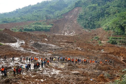 UPDATE: 17 Dead, 100 Missing In Indonesian Landslide | New Straits ...