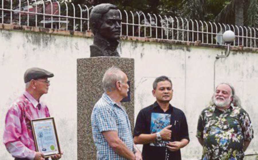  (From left) Datuk Tai Keik Hock, Dr Victor A. Pogadaev, Rahimidin Zahari and Grigory Pototsky at the unveiling of the bust of Russian poet M.Y. Lermontov at the Russian Centre of Science and Culture in 2015.
