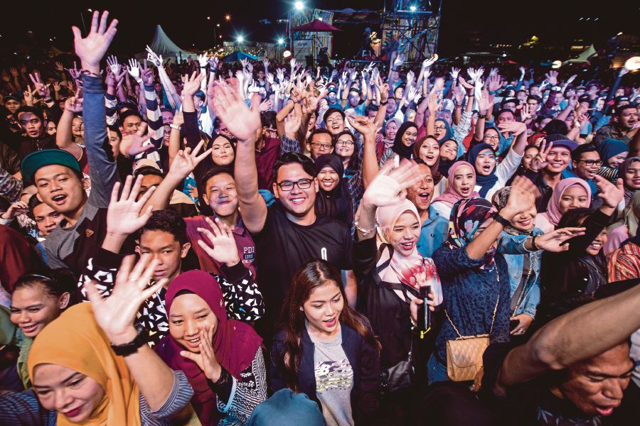 Concert-goers flooding the carpark of Setia City Convention Centre during #Gegaria Fest. Image by MUHAMMAD SULAIMAN/ NSTP