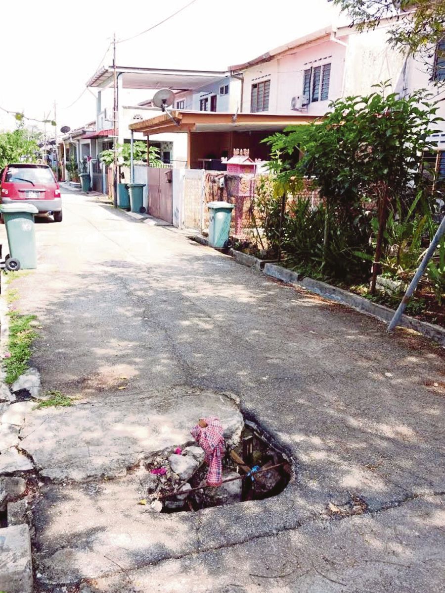 Cars Can T Enter Kuantan Alley Because Of Sinkhole New