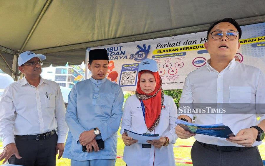 State Health Committee chairman Daniel Gooi (right) said the 15 food samples were among 175 samples or 8.6 per cent sent for microbiology analysis. STR/AMINAH YUSOF