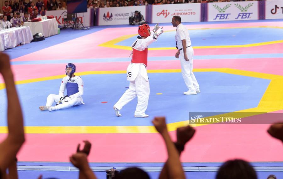 Syafiq Zuber triumphed on a rather quiet day for Malaysia in the Sea Games as the taekwondo exponent retained his men’s 80kg event by overcoming Indonesia’s Naufal Khairudin Osanando 2-1 (7-10, 10-1, 4-3) in the final at the Chroy Changvar Convention Centre in Phnom Penh today. -NSTP/MOHAMAD SHAHRIL BADRI SAALI