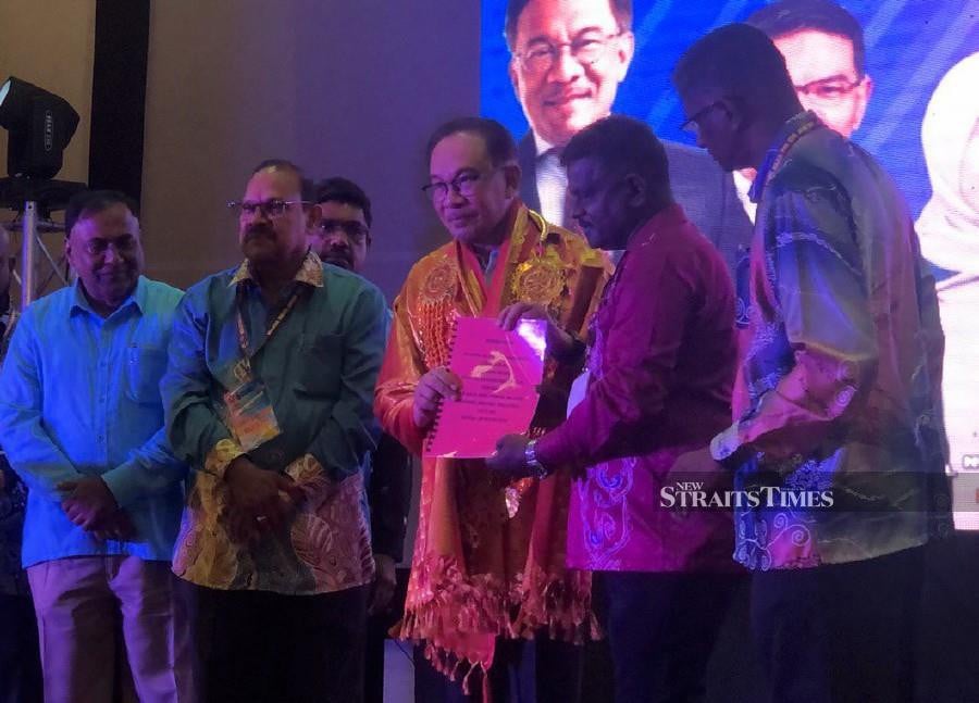 Prime Minister Datuk Seri Anwar Ibrahim attending a gathering with the Indian community at Dewan Lip Seong Kor in Sungai Petani. -NSTP/AHMAD MUKHSEIN MUKHTAR