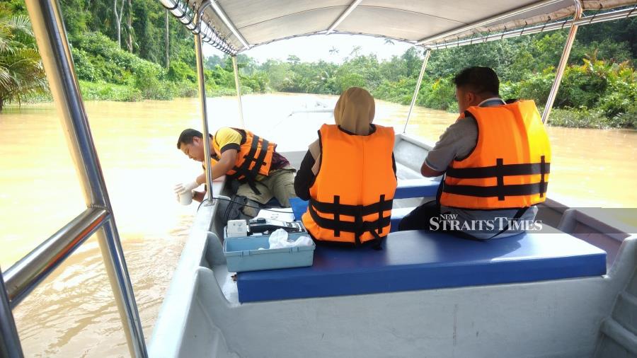  Monitoring of water quality on the Rembau-Linggi river by the TNB research team. Photo by Syazwan bin Hussin.