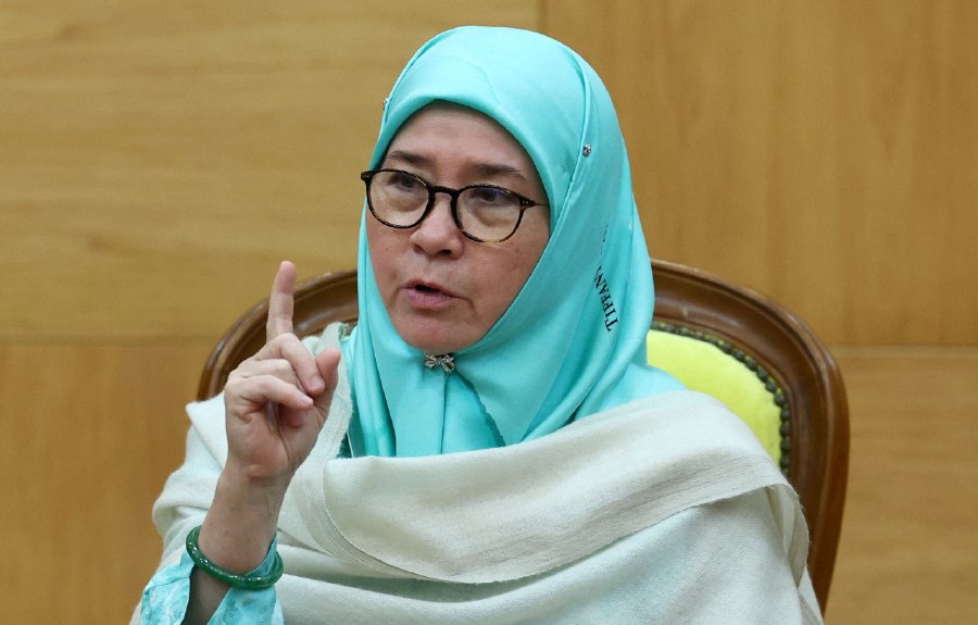 Speaking at the United for Peace in Palestine summit here today, Raja Permaisuri Agong Tunku Azizah Aminah Maimunah Iskandariah appealed to world leaders to pressure for an end to the madness. BERNAMA PIC