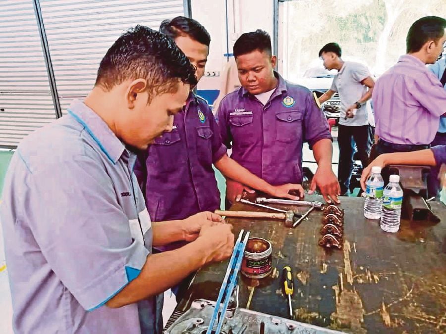 The Human Resources Ministry has recommended that the Malaysian Skills Certificate System be made the sole accreditation mechanism in issuing technical, vocational education and training (TVET) certificates.- Courtesy pic
