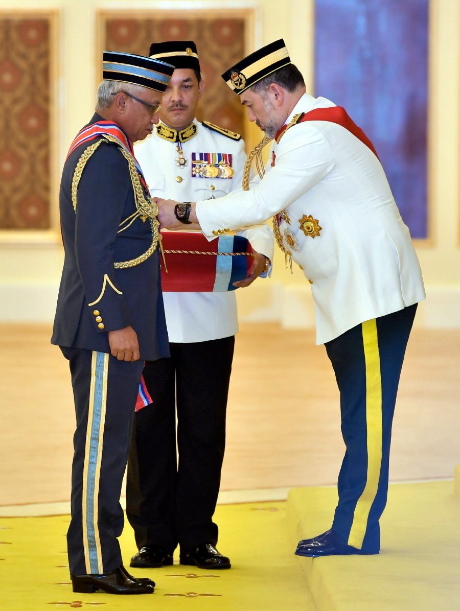 Also receiving the Panglima Gagah Angkatan Tentera (PGAT) award was Air Force chief General Tan Sri Affendi Buang. Bernama pic. 
