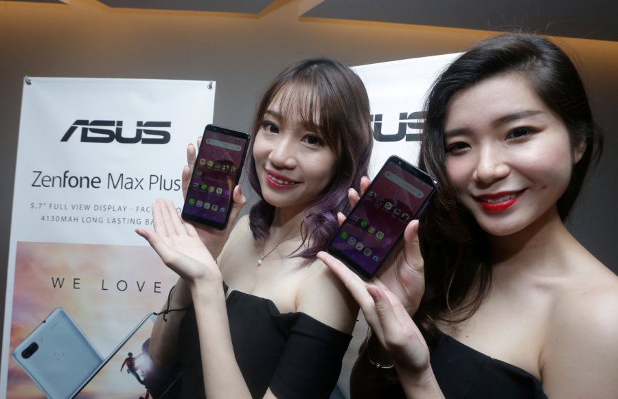 Models show the ZenFone Max Plus (M1). Pix by Halim Salleh