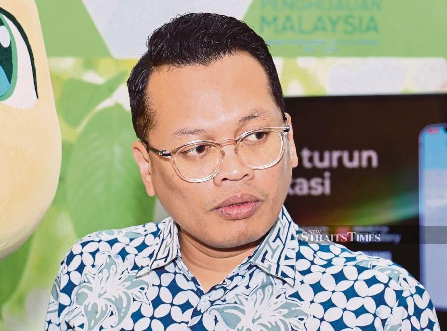 Natural Resources and Environmental Sustainability Minister Nik Nazmi Nik Ahmad has given his assurance that the government is committed to transitioning its fleet to electric vehicles this year. STU/AHMAD UKASYAH