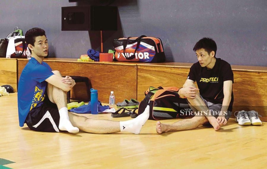 Lee Zii Jia's preparations for the Paris Olympics were dealt a blow on Friday with sparring partner-cum-assistant coach Liew Daren (right) quitting Team LZJ, citing personal reasons. NSTP FILE PIC