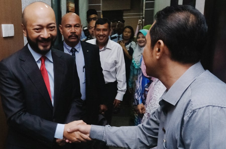 Kedah Menteri Besar Datuk Seri Mukhriz Mahathir (left) meeting staff at Wisma Darul Aman. Pix by Amran Hamid