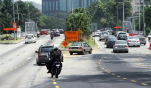 Confused motorists slow down at a turnoff. Pic by Saddam Yusoff