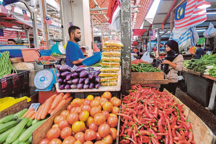  People buying food supplies at the Chow Kit wet market in Kuala Lumpur on Monday.    PIC BY AIZUDDIN SAAD