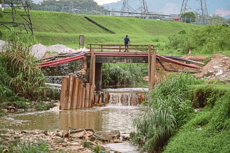 Luas had begun looking into the problem following a report by the Gombak Irrigation and Drainage Department (DID) at 12.11pm today. -- Bernama File Pix