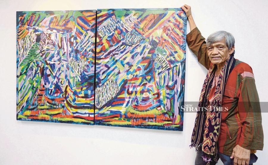 Abdul Ghafar Ibrahim showing one of his pieces at his solo exhibition ‘Poemscape Tak Tun’ at Aswara Gallery in Kuala Lumpur. - NSTP/Halimaton Saadiah Sulaiman