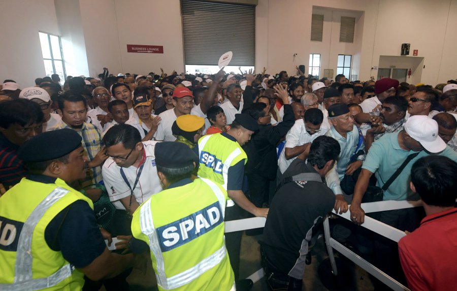 Thirty taxi drivers suffered minor injuries while queueing to collect the 1Malaysia Taxi Assistance Card on Friday. (BERNAMA photo)