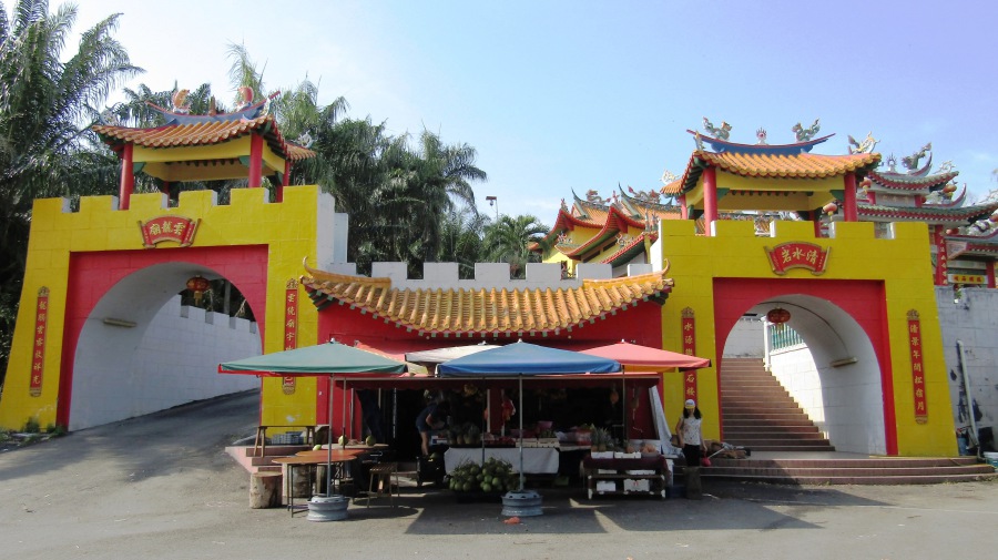 Entrance to Wan Loong Temple