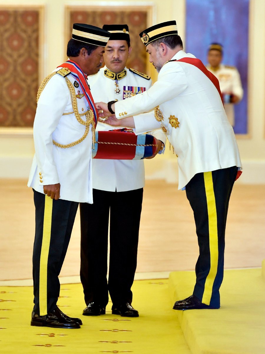 Yang di-Pertuan Agong Sultan Muhammad V conferes the Panglima Gagah Angkatan Tentera (PGAT) award on Army chief General Tan Sri Zulkiple Kassim. Bernama pic. 