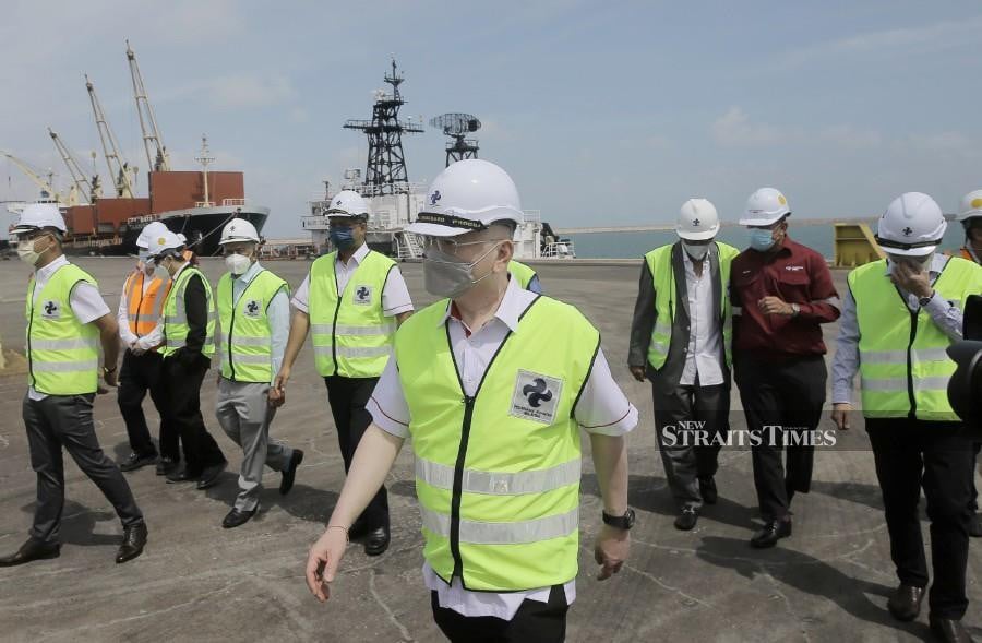Transport Minister Datuk Seri Dr Wee Ka Siong said as talks with several investors entered the final stages, the port operators Kuantan Port Consortium (KPC) Sdn Bhd and the Kuantan Port Authority had set their eyes on expansion plans. -NSTP/FARIZUL HAFIZ AWANG