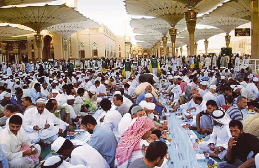 TScores of people breaking fast at Nabawi Mosque in Madinah. arawih prayers have now become international as imams are invited from Mecca, Madinah and Egypt.