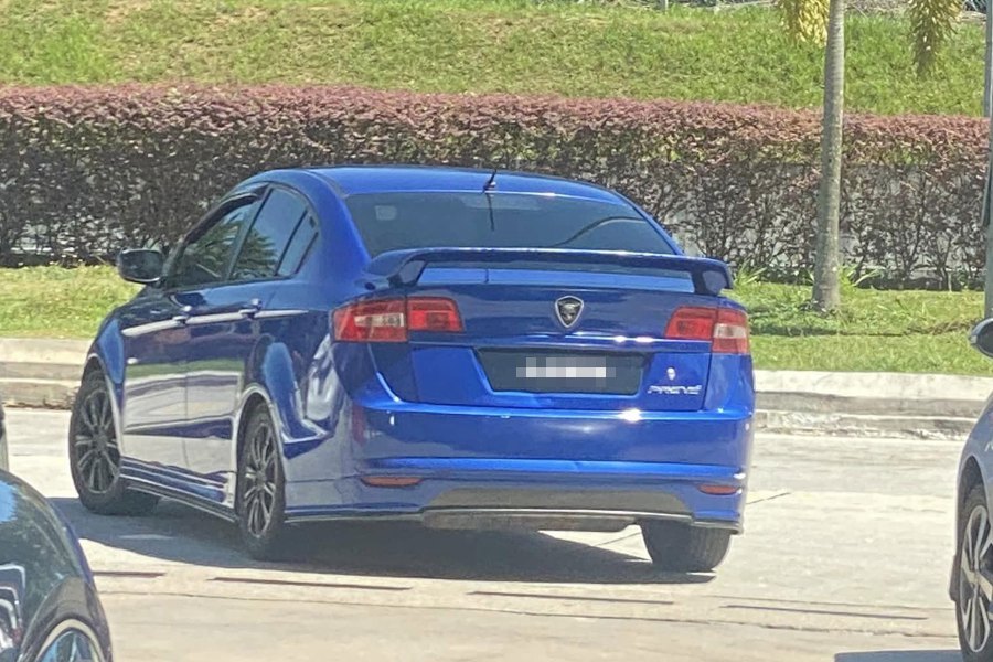 An entrepreneur encountered a harrowing situation when an unknown duo tried to 'repossess' her car, alleging she had failed to pay her monthly dues to the bank. -Pic credit to FB Aisya Assiah