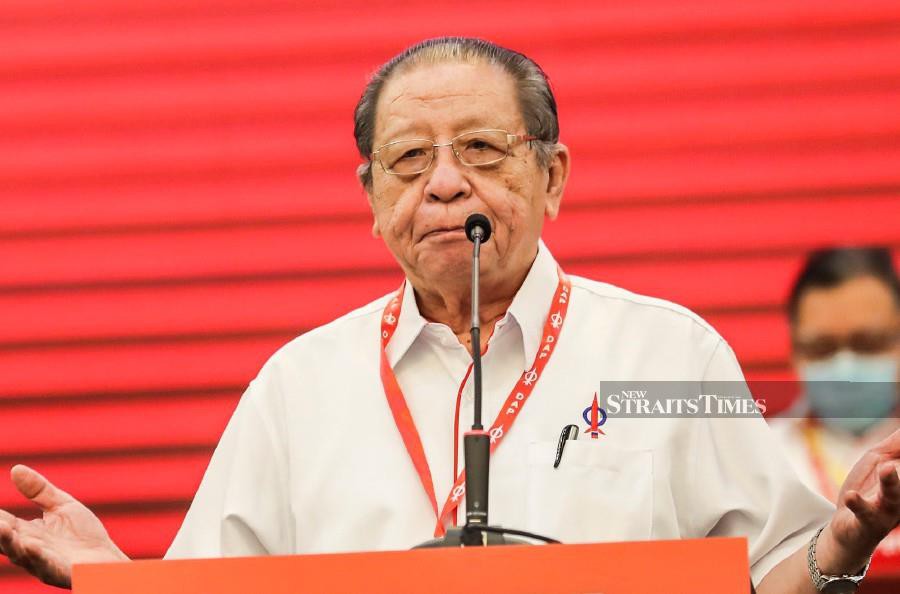 DAP stalwart Lim Kit Siang said finding a mechanism where views on school syllabus and heavy school bag issues could be aired and resolved should be prioritised. -NSTP file pic