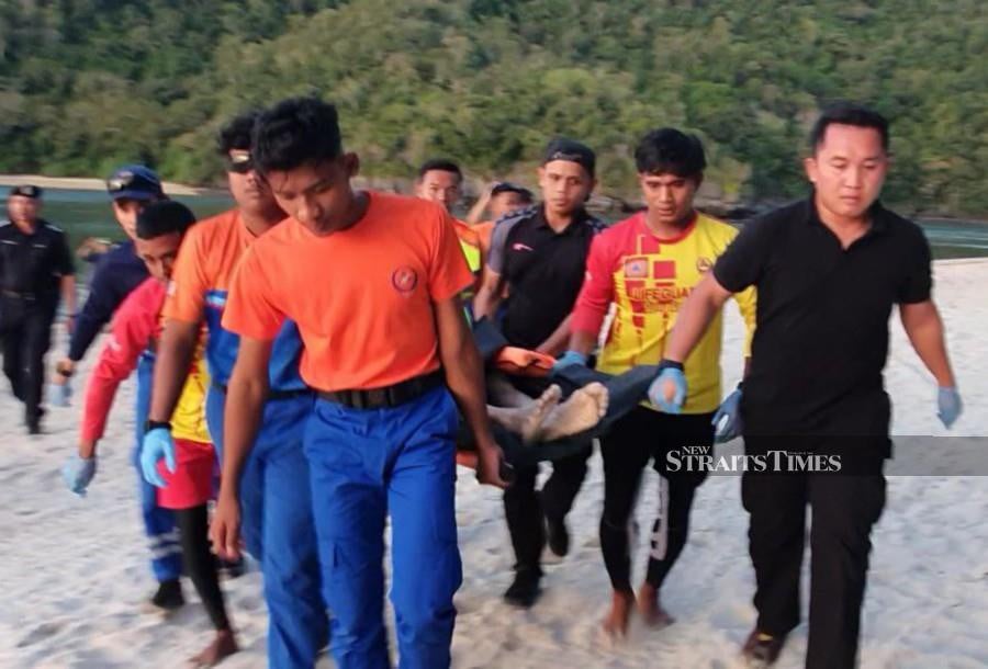 The body of a man, believed to have drowned since visitors at the Tanjung Rhu Beach in Langkawi saw him struggling for help in the middle of the sea, yesterday evening, has been found today. NSTP/HAMZAH OSMAN