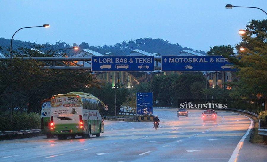 Traffic is expected to be heavy at both Woodlands and Tuas land checkpoints. - NSTP file pic