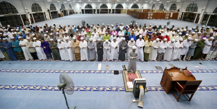 A file pic showing congregation performing Fajr prayers at Bandar Baru Uda Jamek Mosque in Johor Baru. - NSTP file pic