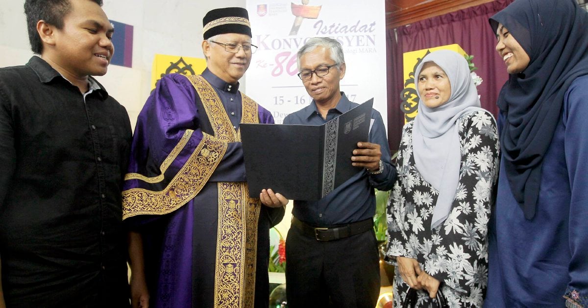 Perlis father tearfully accepts UiTM diploma of dead son 