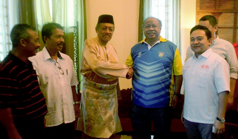 State PPBM chairman Amier Hassan said the two former exco members were Datuk Seri Syed Razlan Syed Putra Jamalullail and Jafperi Othman, who had been Pauh and Guar Sanji assemblymen, respectively. (Pic by DZIYAUL AFNAN ABDUL RAHMAN)