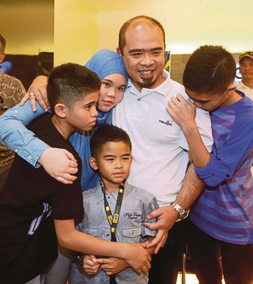 The former Tourism director in Stockholm Azizul Raheem Awaluddin today received a rapturous welcome by his four children at the Kuala Lumpur International Airport (KLIA), here, today, following his release from jail in Sweden. Pix by Effendy Rashid
