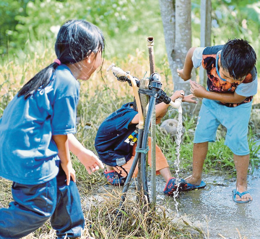  Carried out in collaboration with Yayasan Sejahtera, it saw gravity water facilities installed in the three villages, benefitting 400 residents who are mostly farmers, while 80 participants were provided with assistance like upskilling agricultural implements and 200 kilogrammes of ginger seeds each to start their farms. (Photo courtesy of Petronas)