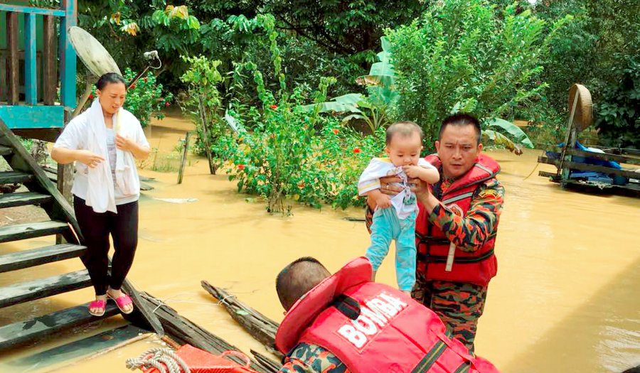 The Sarawak Fire and Rescue Zone 4 deployed 20 members and three senior officers along with a lorry, three four-wheel-drive vehicles and two boats to rescue the flood victims in Selangau. PIC BY HARUN YAHYA