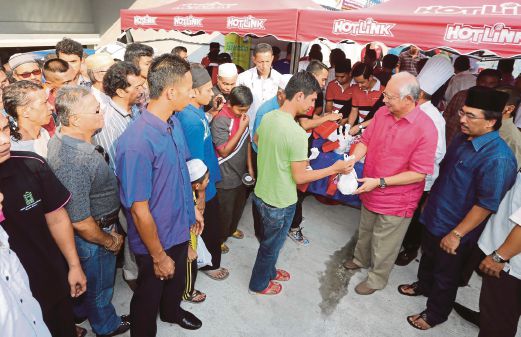 Prime Minister Datuk Seri Najib Razak and wife Datin Seri Rosmah Mansor today distributed some 12,500 packets of “bubur lambuk” (porridge) to the public at Masjid Jamek Kampung Baru here. Pix by Yazit Razali