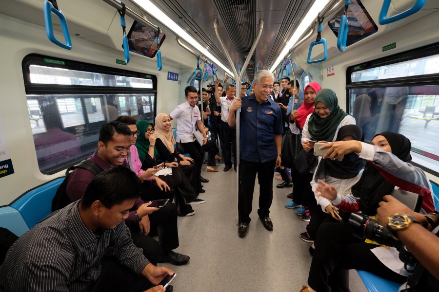 Students of higher learning institutions can now apply for a concession card that entitles them to a 50 per cent discount on all rail and bus rides, Higher Education Minister, Datuk Seri Idris Jusoh said on Wednesday. (BERNAMA) 