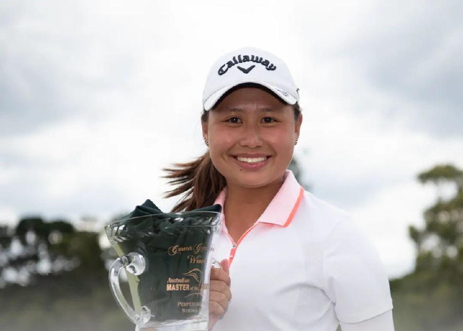 Jeneath Wong poses with the trophy after winning the Australian Master of Amateurs Championships. -Pic credit to Facebook Australian Master of Amateurs