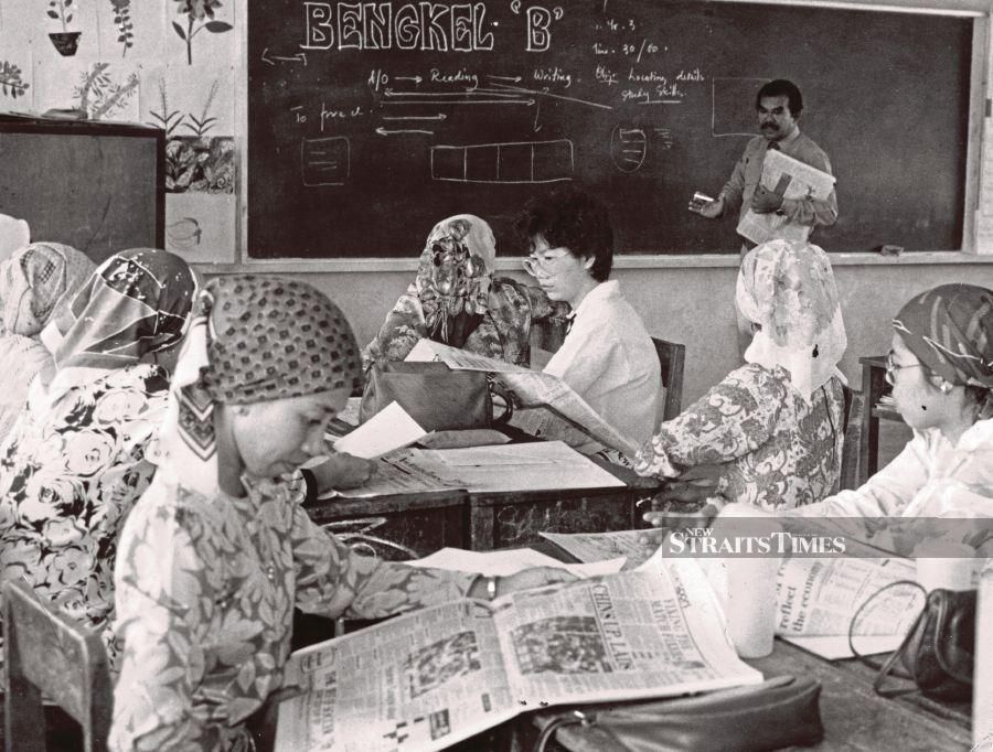Yahaya Che Chik conducting a New Straits Times Newspaper-in-Education (NIE) workshop on March 24, 1987. -NSTP/File pic