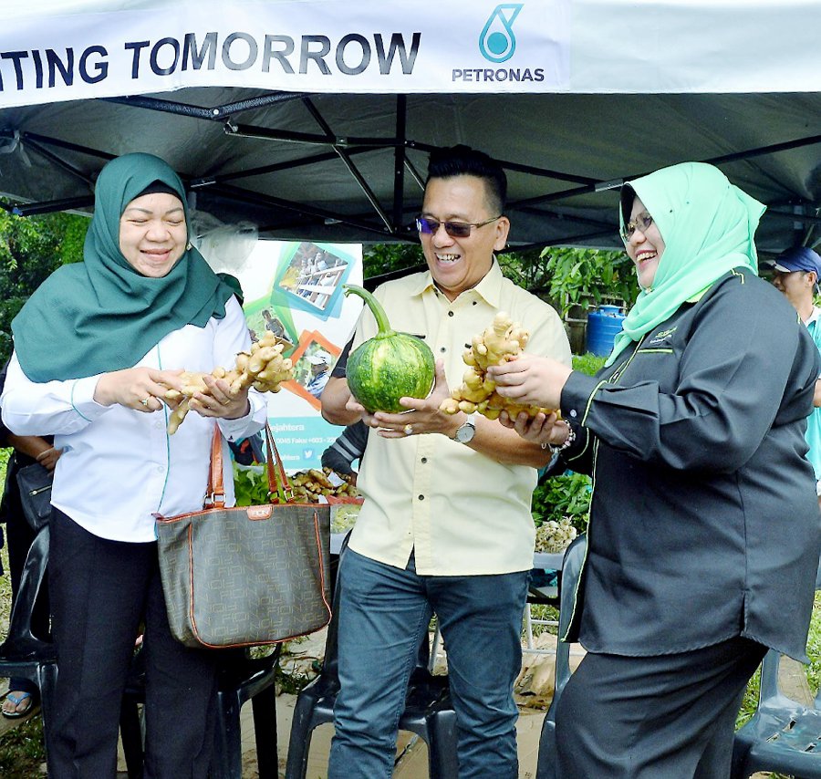 aunched in February 2017, the programme aimed to uplift the socio-economic wellbeing of identified rural communities in two phases; providing an alternative water supply solution followed by implementation of sustainable livelihood activities. (Photo courtesy of Petronas)