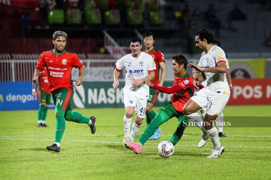  Kelantan United’s Muhamad Azarul Nazarith Azhar (2nd-right) in action agianst JDT during the Oct 28 match at Sultan Muhammad V Stadium in Kota Baru. - NSTP file pic