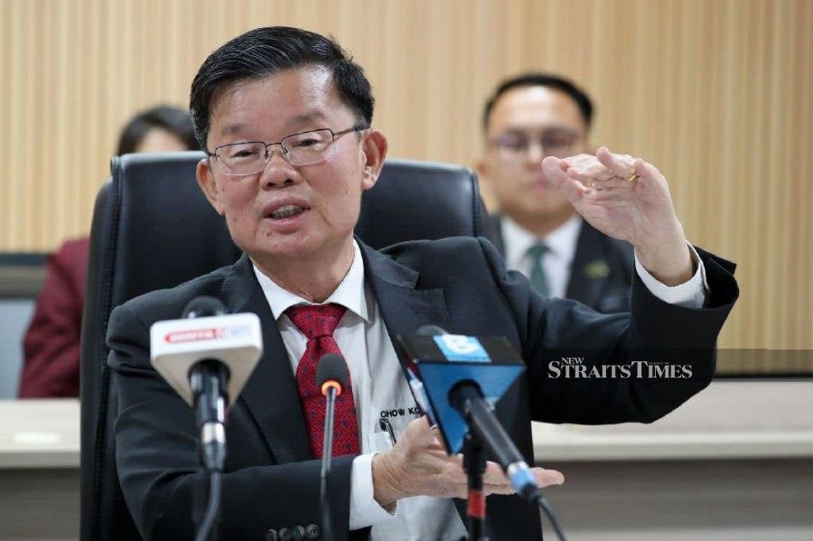  The Penang government is considering two options to ensure some 200,000 water consumers facing a water supply disruption following a sudden mishap in Sungai Prai yesterday get their supply fast. - NSTP/MIKAIL ONG