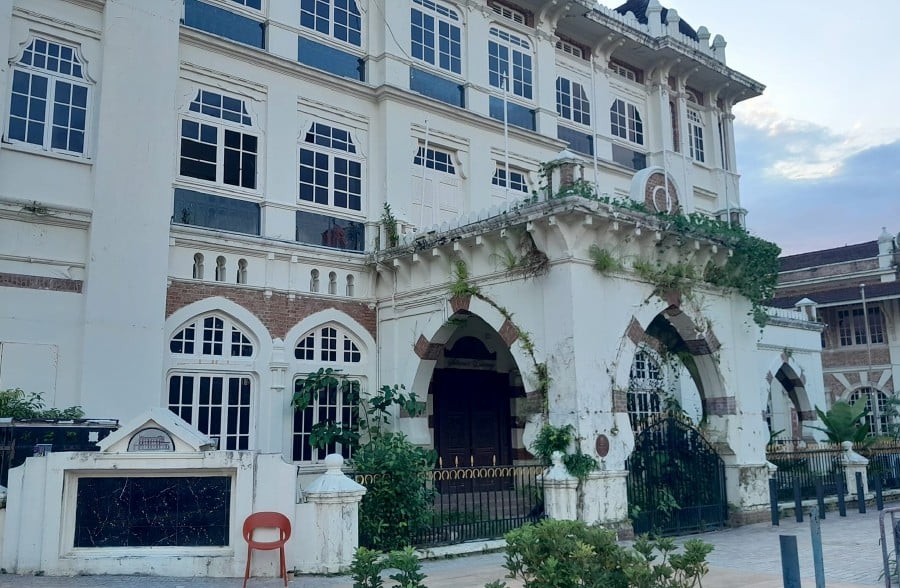 The former Chartered Bank of India, Australia, and China building, which is located next to Dataran Merdeka here, is an eyesore. PICS CREDIT TO MOHD KHAIDIR ABAS’S FACEBOOK