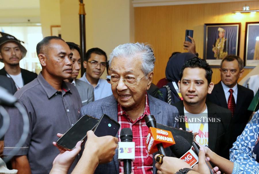 Former prime minister Tun Dr Mahathir Mohamad is puzzled as to why the government has decided to classify the terms of settlement of the civil suit by former Attorney General (AG) Tan Sri Apandi Ali under the Official Secrets Act. -NSTP/SAIFULLIZAN TAMADI