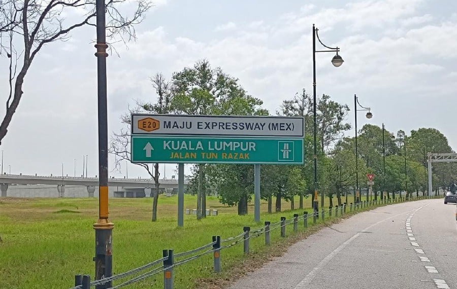 Maju Expressway (MEX) has taken down its misspelled signage after becoming a buzz on social media yesterday. -Pic credit to FB MEX Traffic
