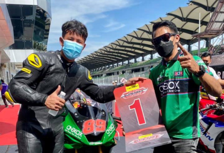 Khairul Idham Pawi poses after winning the 600cc class race at the MSBK Championships yesterday. -Pic credit to Facebook MSBK