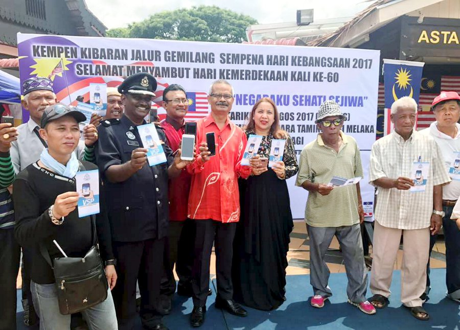 Development committee chairman Datuk Ghazale MuhamadDatuk Wira Ghazale Muhamad (six from left ) showing Volunteer Smartphone Patrol (VSP) application which has been used by Association of Beca State Owners and Paddlers to combat crime in conjunction with the 60th National Day of Jalur Gemilang Traffic Campaign and Launch of VSP at the compound of Menara Taming Sari (Pix By Jane Raj & Shaiffulazhar Misri)