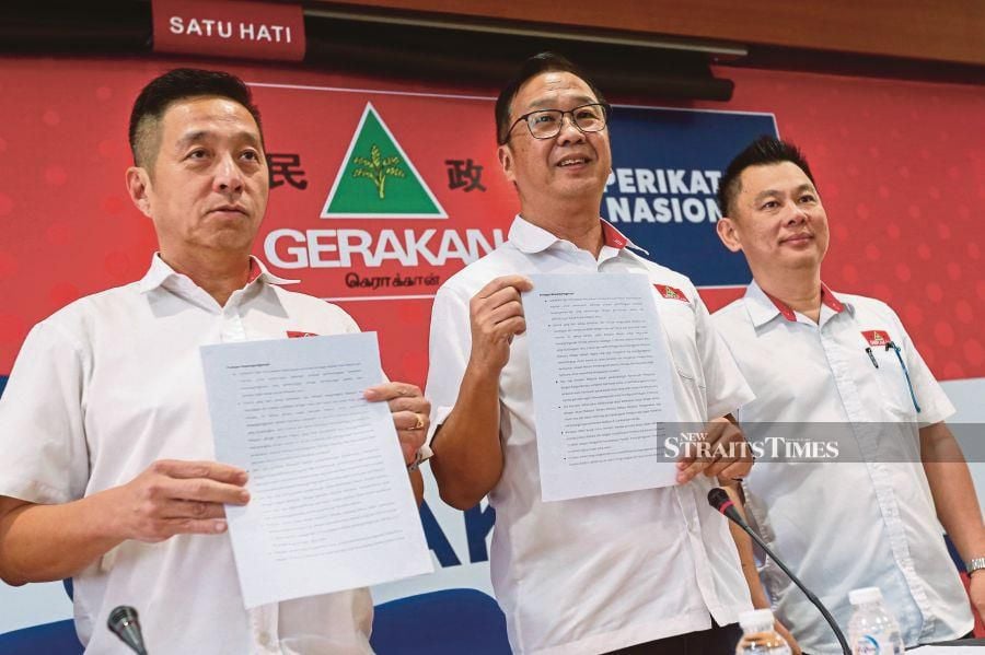 Gerakan president Datuk Dr Dominic Lau Hoe Chai (centre) with party deputy president Oh Tong Keong (left) and secretary-general Loh Kah Yong during the press conference at the Penang Gerakan headquarters in Jalan Macalister, George Town today. NSTP/DANIAL SAAD